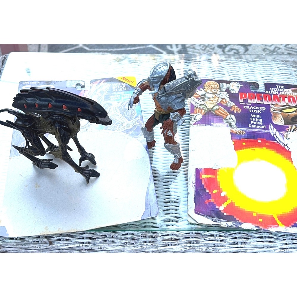 Kenner Wild Boar Alien and Cracked Tusk Predator Action Figure Lot